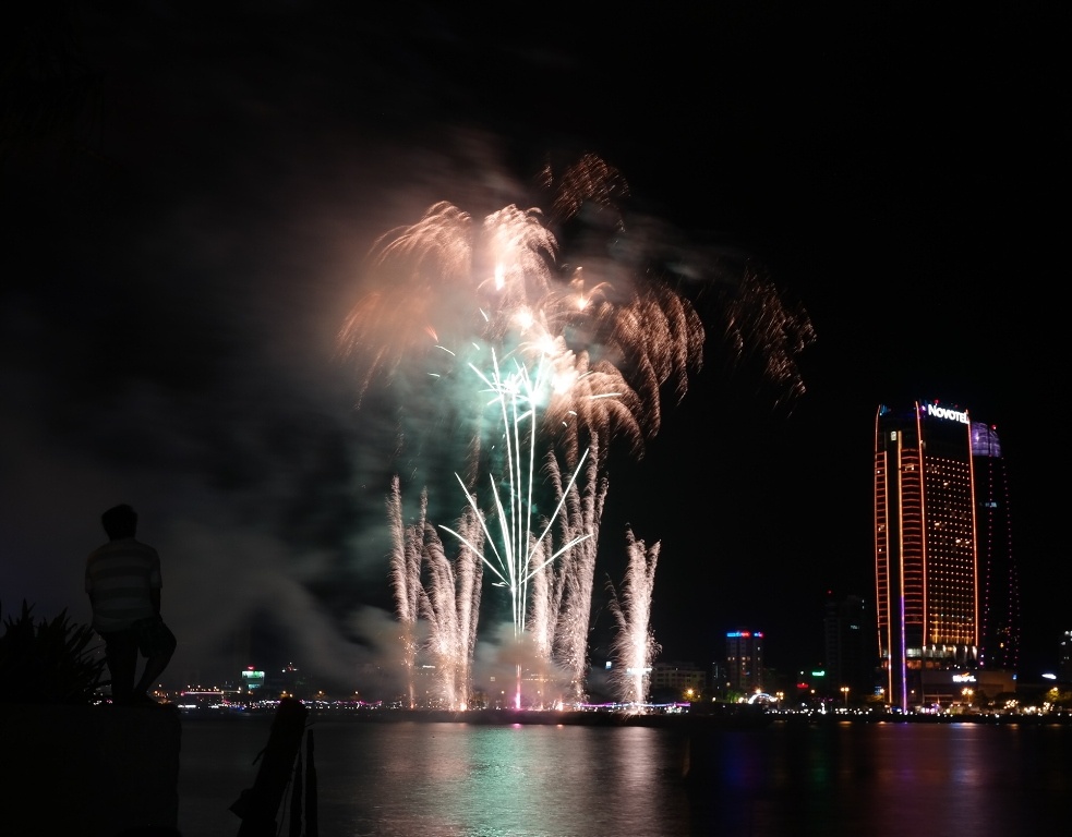 Dan Da Nang do xo xem phao hoa tren song Han hinh anh