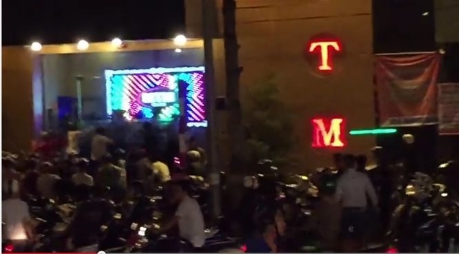 Bat them 6 nghi can chem nhau o quan bar hinh anh