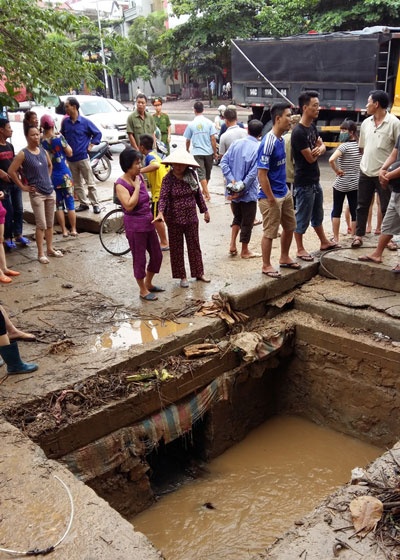 Nơi bà Hoàng Thị Mai rơi xuống, bị nước cuốn trôi Ảnh: Trọng Đức.