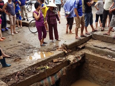 Mua lon, 2 nguoi bi nuoc cuon troi hinh anh