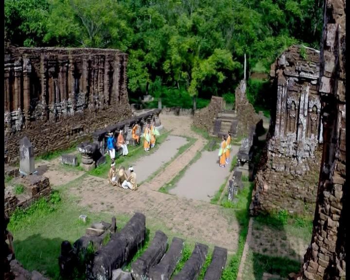 Toan canh khu den thap My Son nhin tu bau troi hinh anh