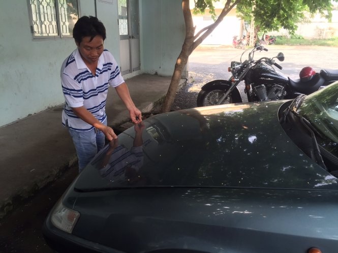 Ông Dũng bên chiếc xe mua hơn 40 triệu đồng nhưng phải đóng lệ phí đăng ký tới 11 triệu đồng.