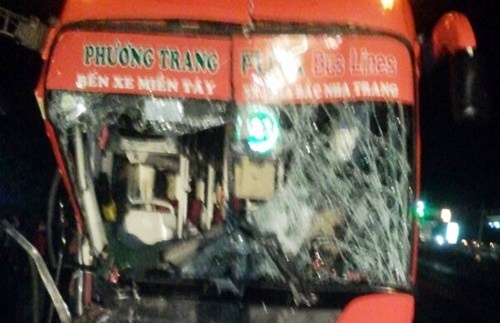 Dam vao duoi xe tai, tai xe xe khach mac ket trong cabin hinh anh