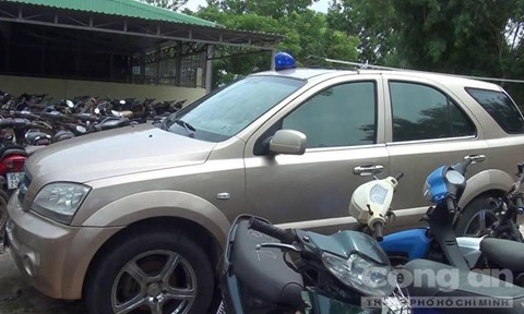 Nhóm người này liên tục sử dụng còi hụ và đèn ưu tiên khi lưu thông trên đường - Ảnh: Lê Huân