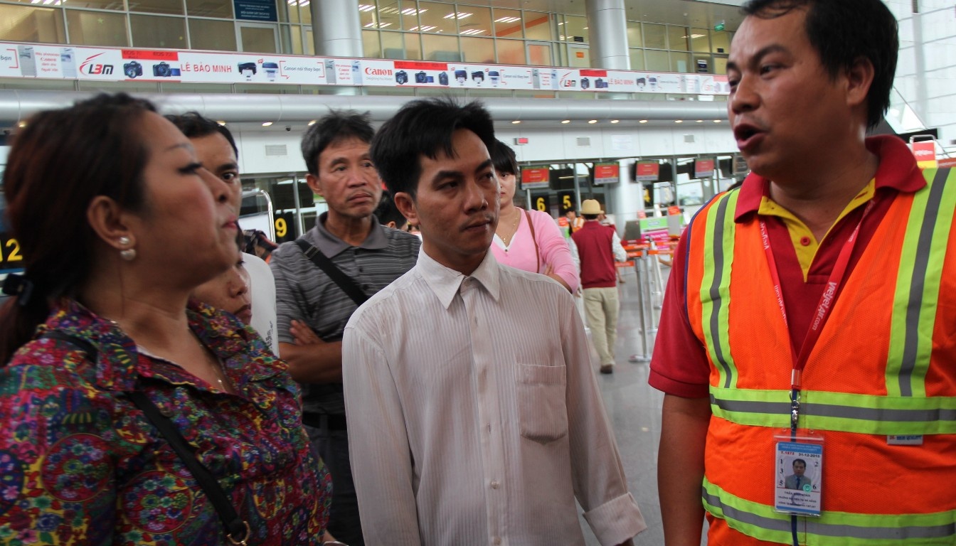 Bao tan, hang tram hanh khach van ket lai san bay Da Nang hinh anh