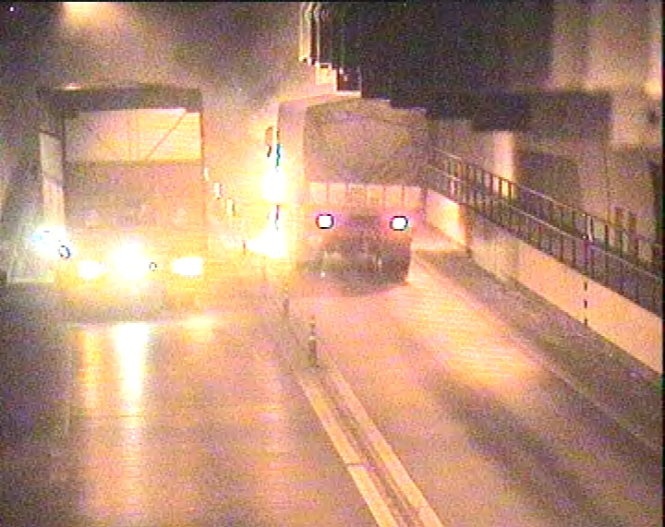 Oto boc chay giua khuya trong ham Hai Van hinh anh