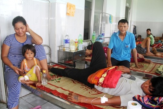 An thit bo benh trong dam cuoi, 103 nguoi nhap vien hinh anh