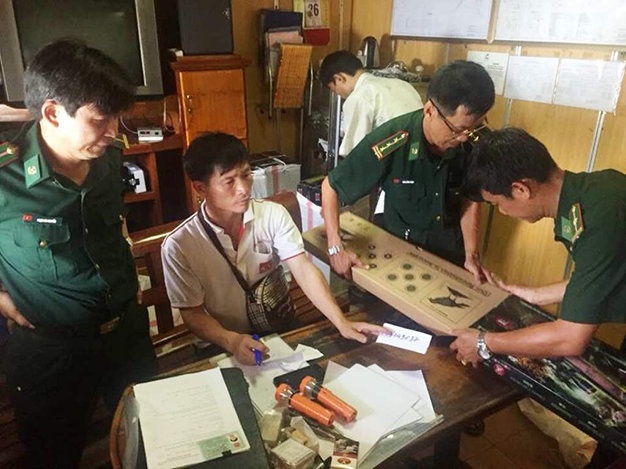 Bat 45 khau sung hoi tren tau cho thach cao hinh anh