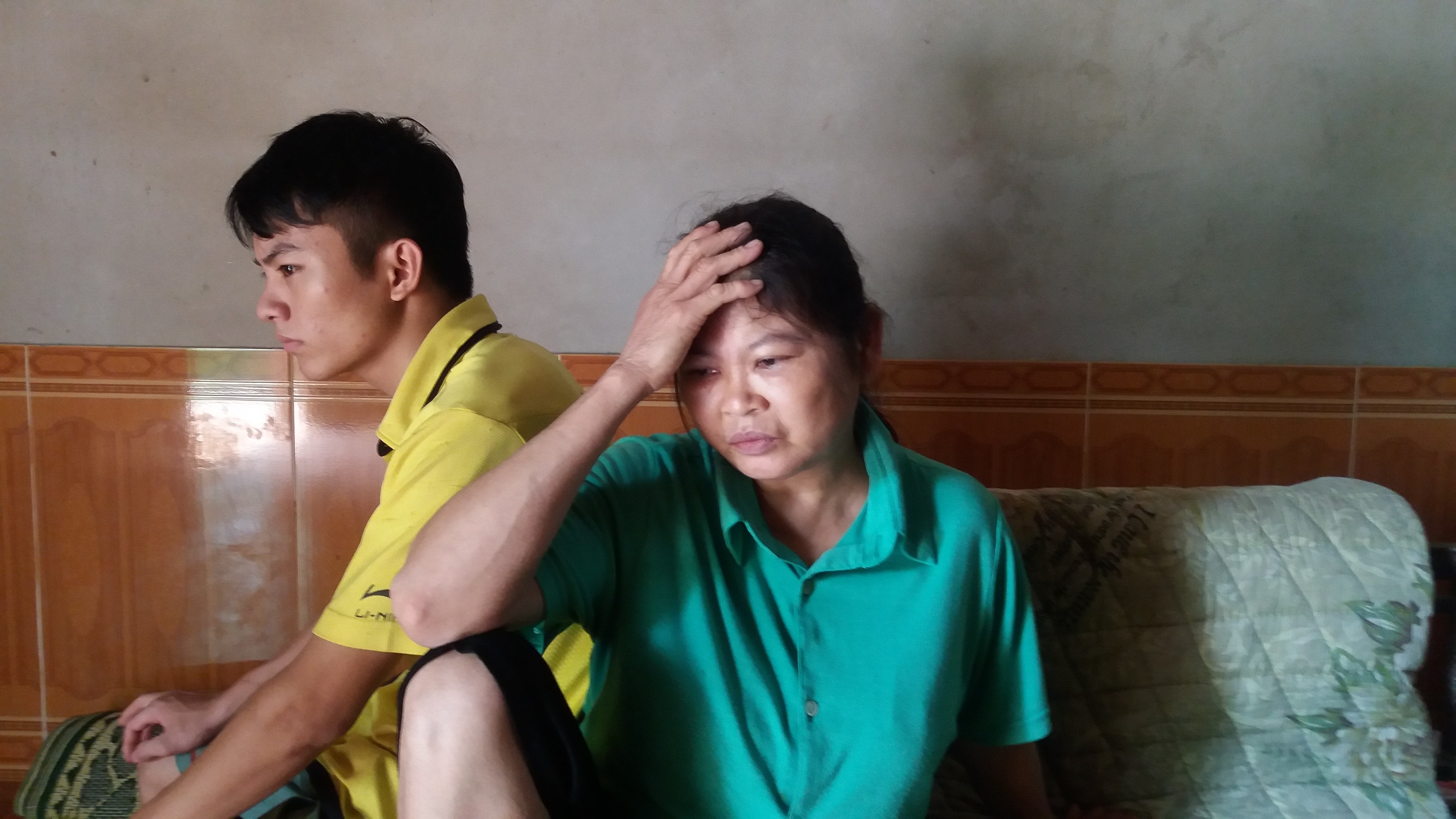 Bo me nan nhan bi sat hai o Malaysia mong ngong di hai con hinh anh