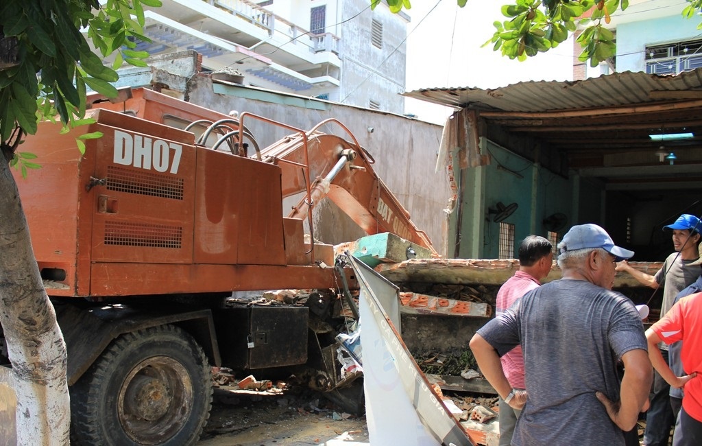 Xe muc hong phanh, tai xe nhay ra ngoai thoat than hinh anh