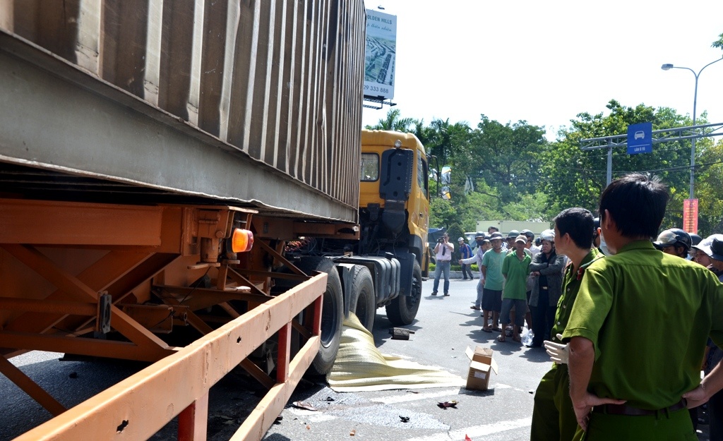 Hai phu nu bi cuon vao gam xe container hinh anh