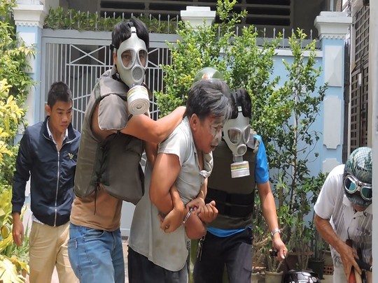 Nguoi dan ong doi dot nha, dam cong an co dau hieu tam than hinh anh