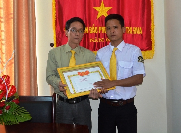 Tai xe taxi tra lai 170 trieu cho khach hinh anh