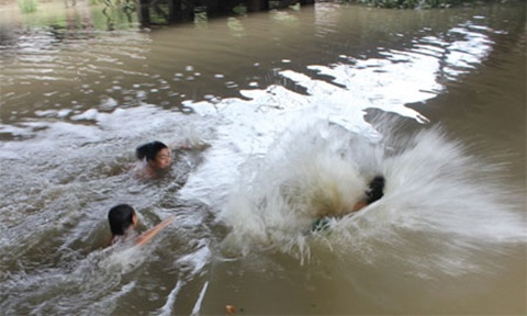 Tam song, 4 hoc sinh chet duoi hinh anh
