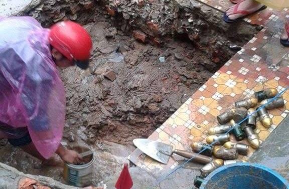 Phat hien 27 vien dan M79 khi dao mong nha hinh anh