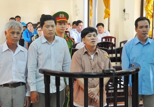ị cáo Tuyền cùng với 3 thuộc cấp trước vành móng ngựa.