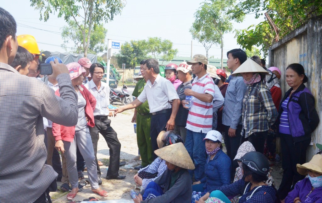 Khong chiu duoc mui hoi, nguoi dan chan xe cho rac hinh anh