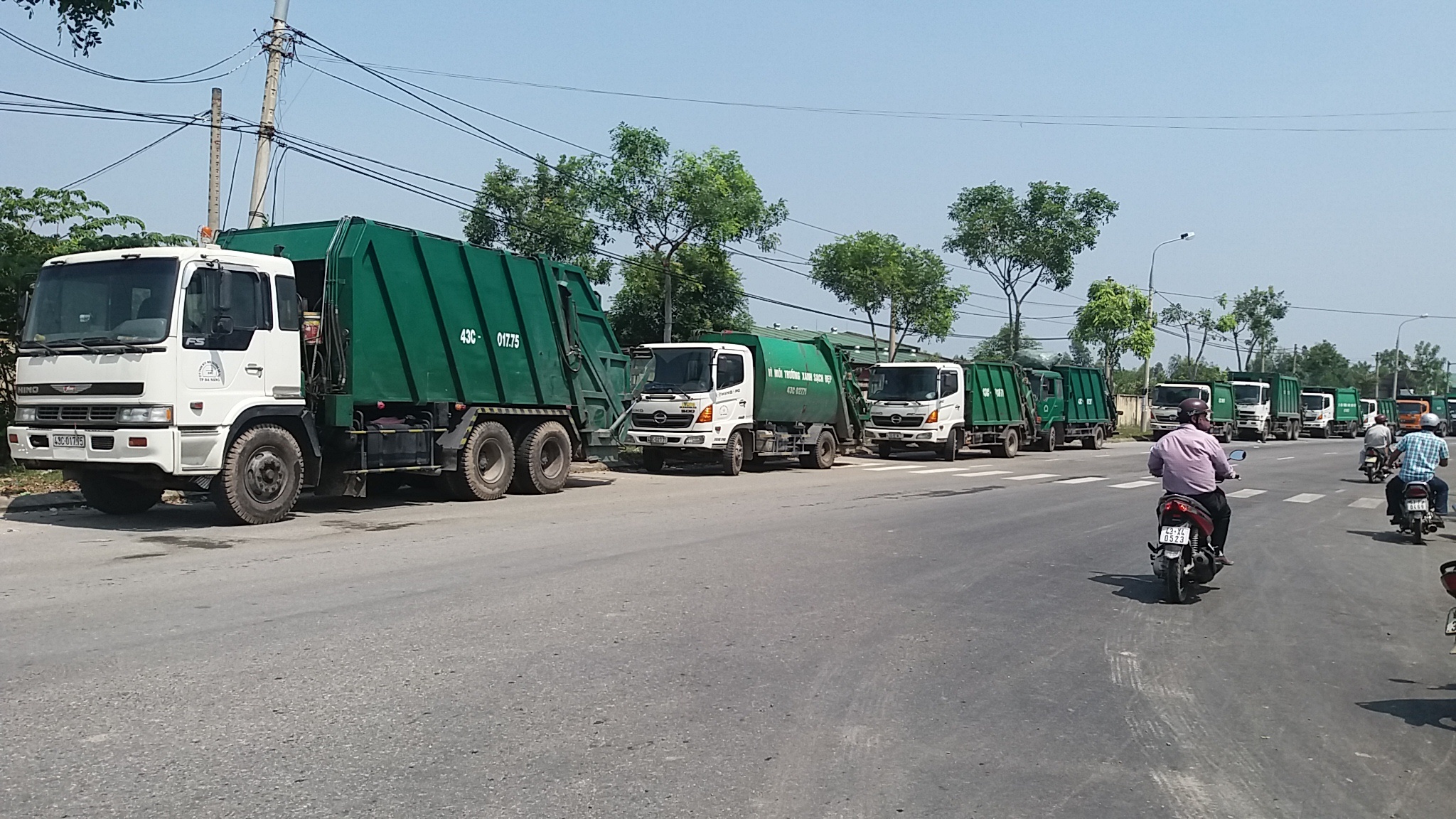 Nhiều xe rác bị người dân chặn lại ở đường Hoàng Văn Thái. Ảnh: Đoàn Nguyên.