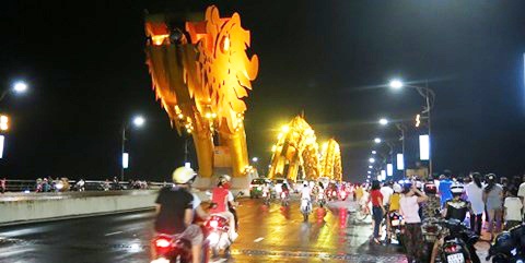 Chen ep du khach 2 lan se rut giay phep kinh doanh hinh anh