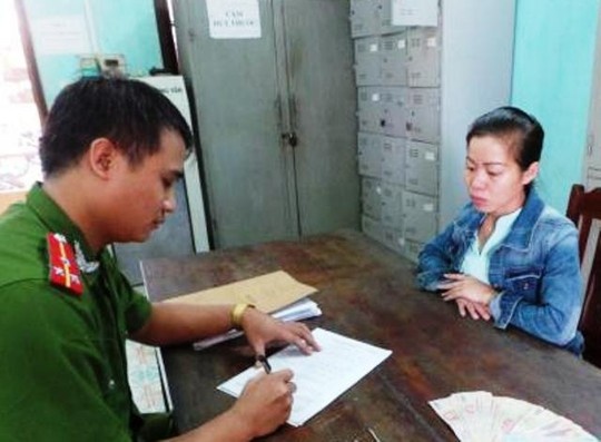 Gia phu huynh len vao truong giat day chuyen, bong tai hinh anh