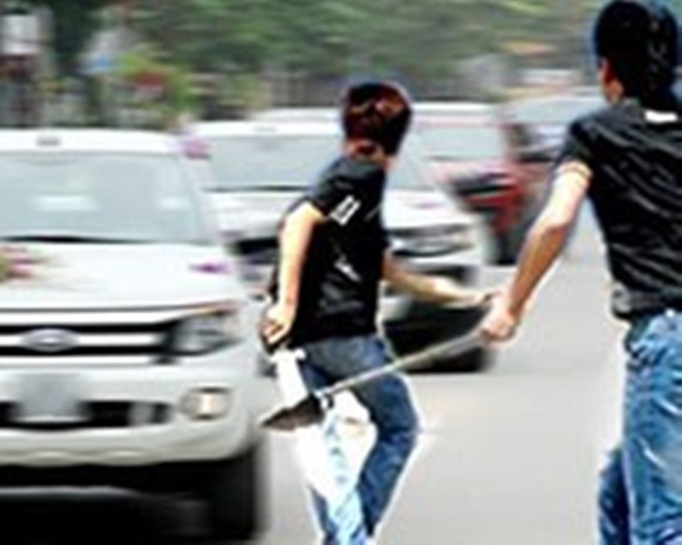 Nhom thanh nien danh hoi dong tu vong mot nguoi o quan hat hinh anh