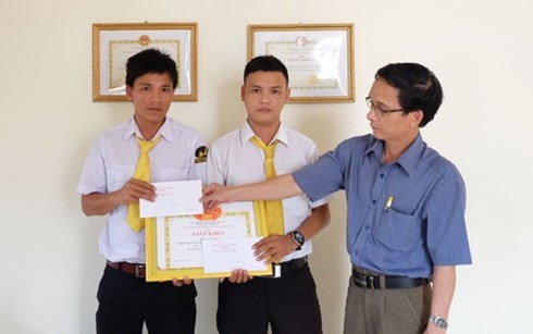 Lãnh đạo Công ty Cổ phần Vận tải và Dịch vụ Phú Hoàng khen thưởng 2