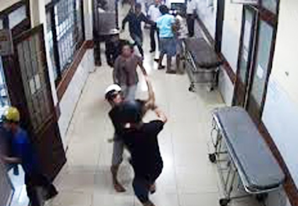 Bao ve va nguoi nha benh nhan danh nhau trong benh vien hinh anh