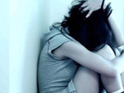 Co gai bi hiep dam giua cong vien hinh anh