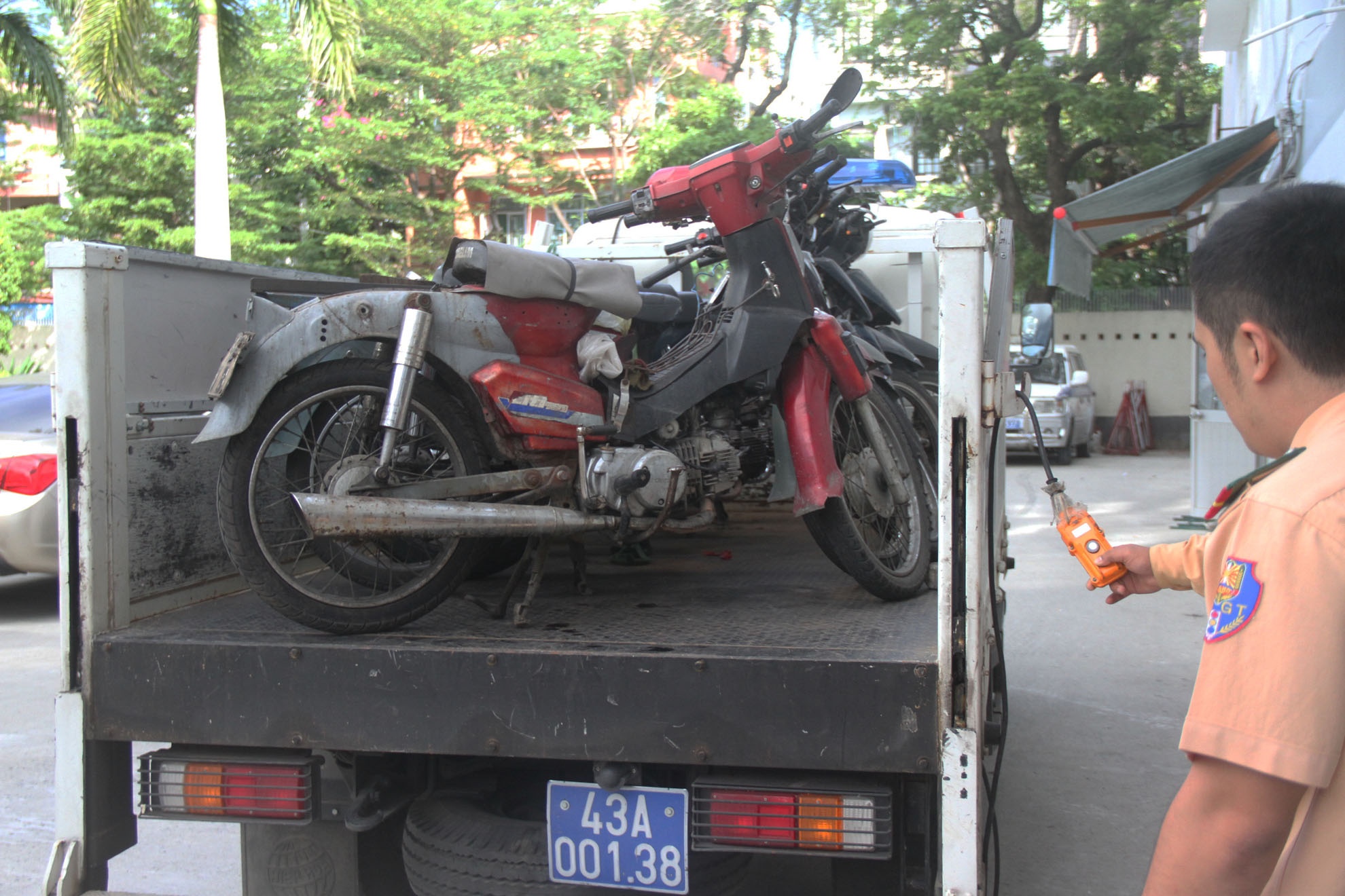 Chu xe ca tang bo phuong tien khi bi xu phat hinh anh