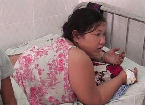Khoi to nguoi me dung xang dot con hinh anh