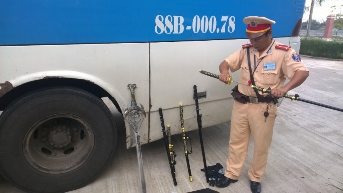 Xe khach cho roi dien, dao kiem tu Bac vao Nam hinh anh