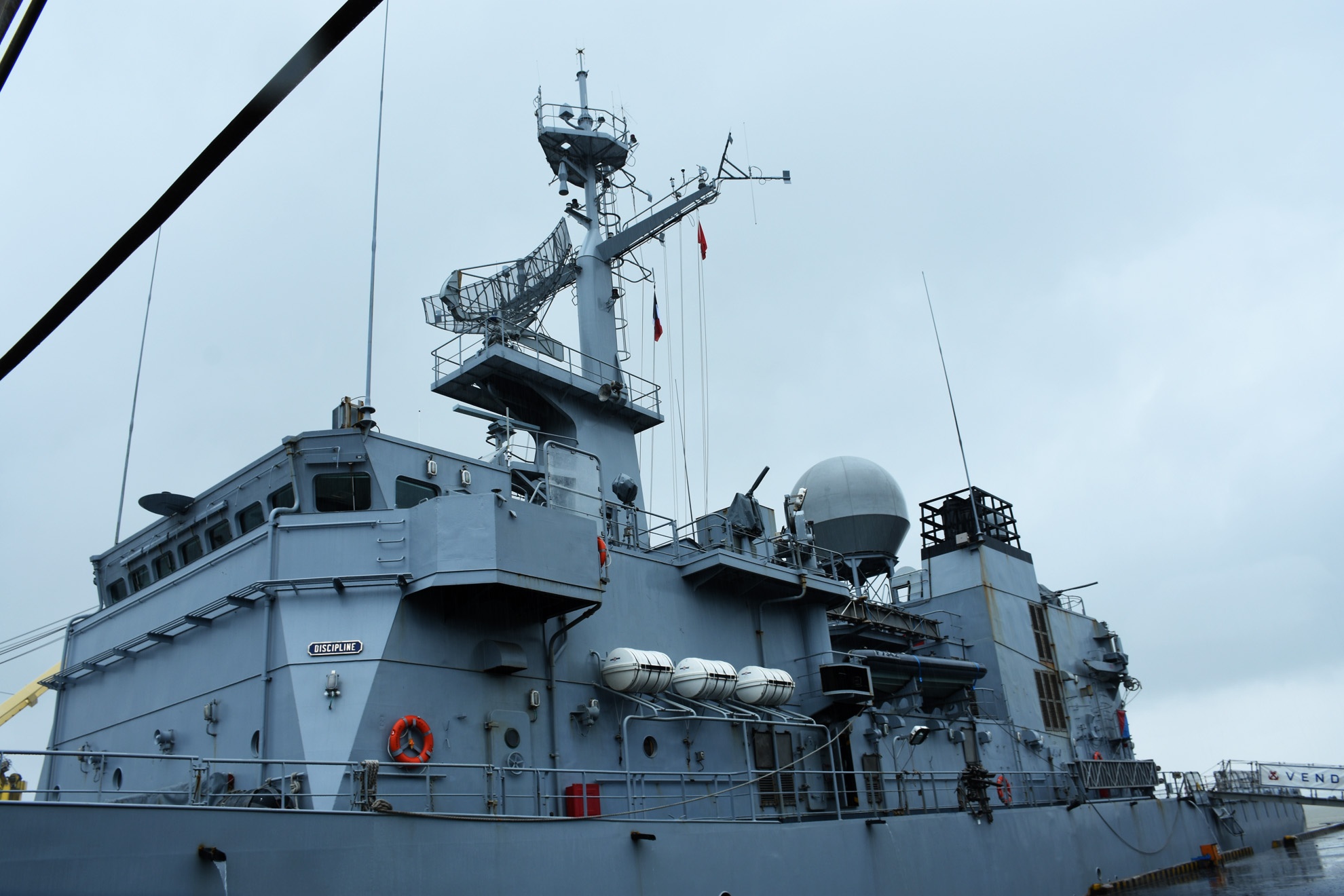 tàu Vendemiaire (F734) có chiều dài 93,5 m, rộng 14 m, lượng giãn nước tiêu chuẩn 2.600 tấn và 2.950 tấn đầy tải.