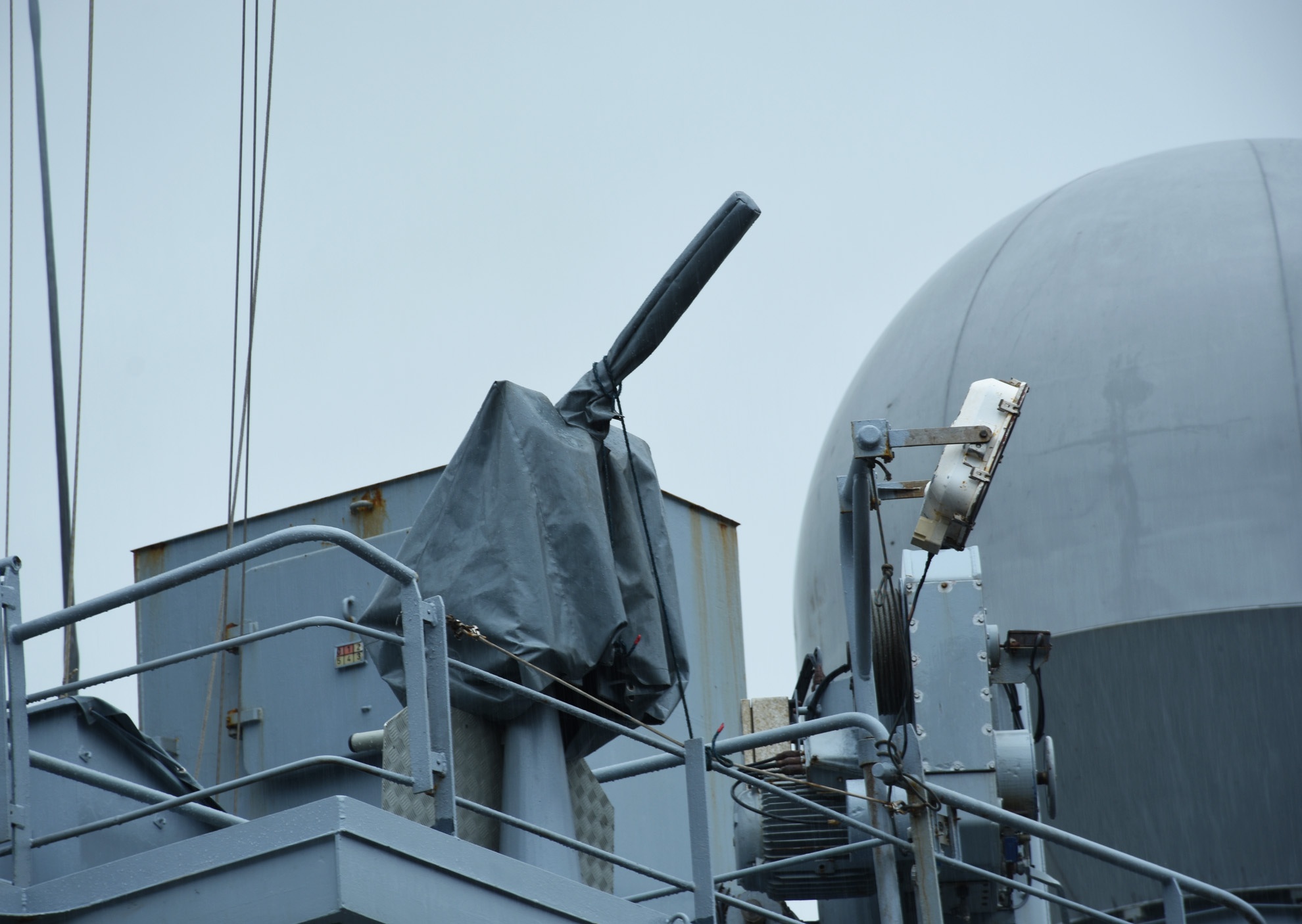 Tàu được trang bị 1 pháo hạm CADAM 100 mm có tốc độ bắn 78 phát/phút, với tầm bắn hiệu quả 6.000 m.