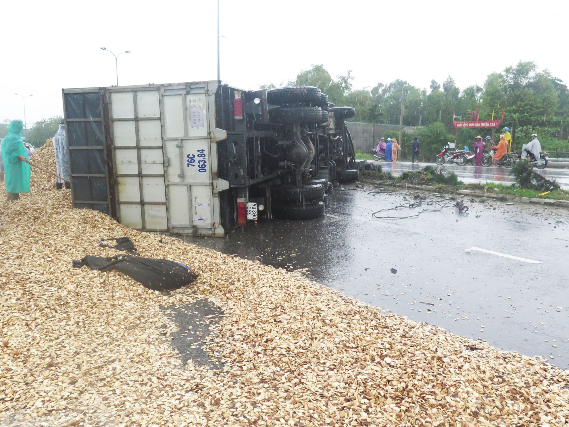 Oto tai lat nghieng, gan 10 tan dam go tran ra quoc lo hinh anh