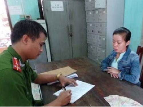 Dong vai co giao, lua lay trang suc cua hoc sinh hinh anh