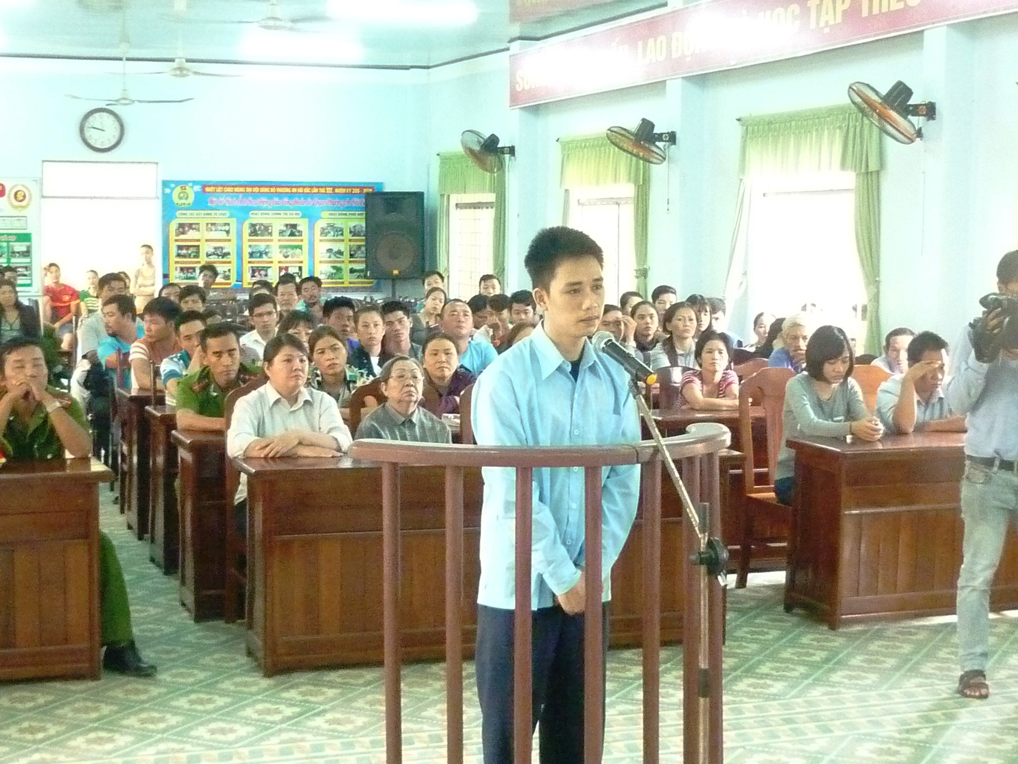 Thanh nien giet ban dong tinh thoat an tu hinh hinh anh