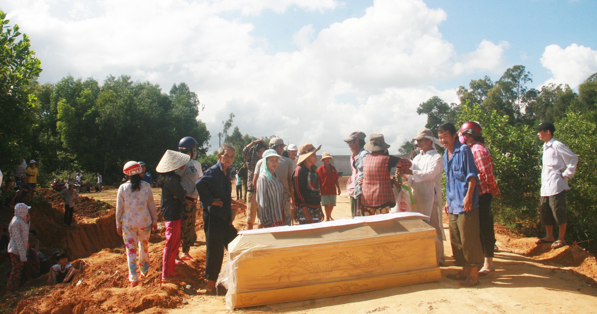 Nguoi dan dat quan tai giua cao toc vi buc xuc den bu hinh anh