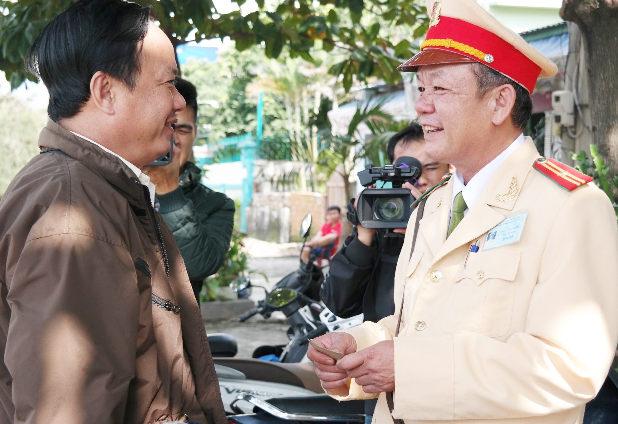 'CSGT Da Nang khong bao gio nhan phong bi' hinh anh