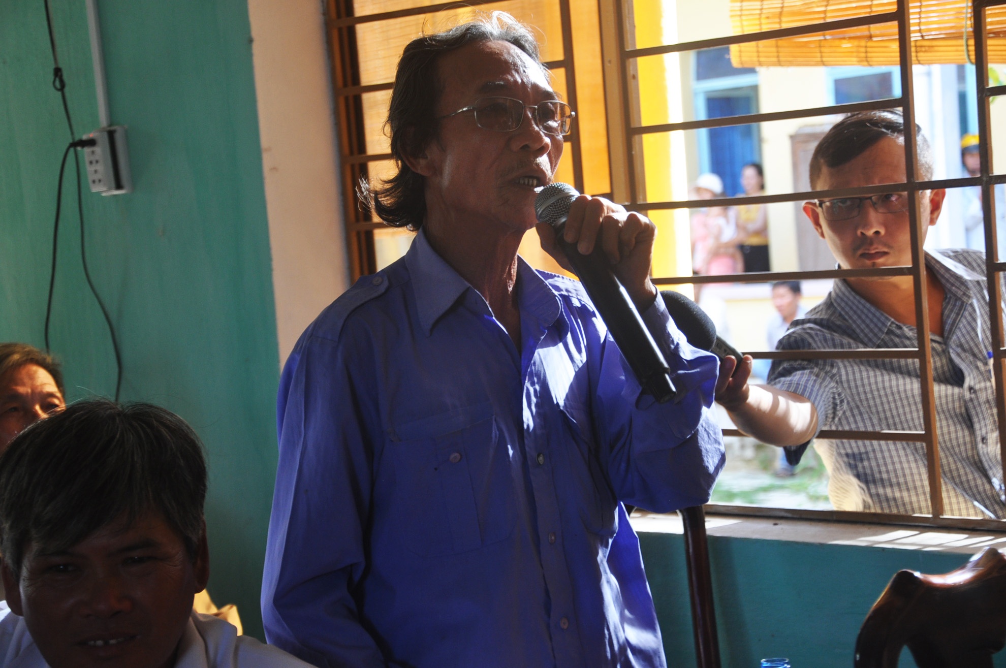 Doi thoai voi nguoi dan mang quan tai chan cao toc hinh anh