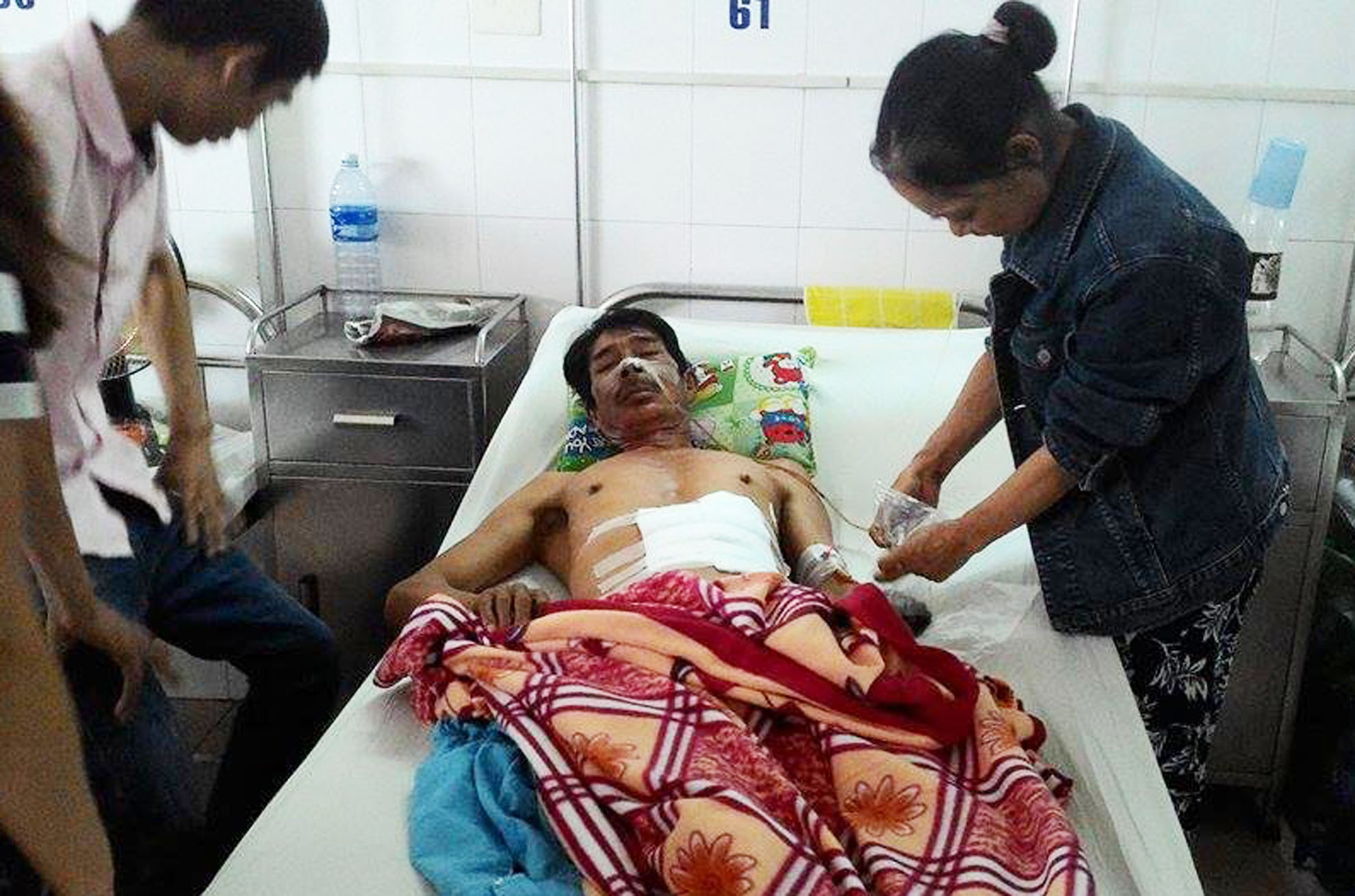 Cam vo chai vo truy sat 3 nguoi sau tiec nhau hinh anh