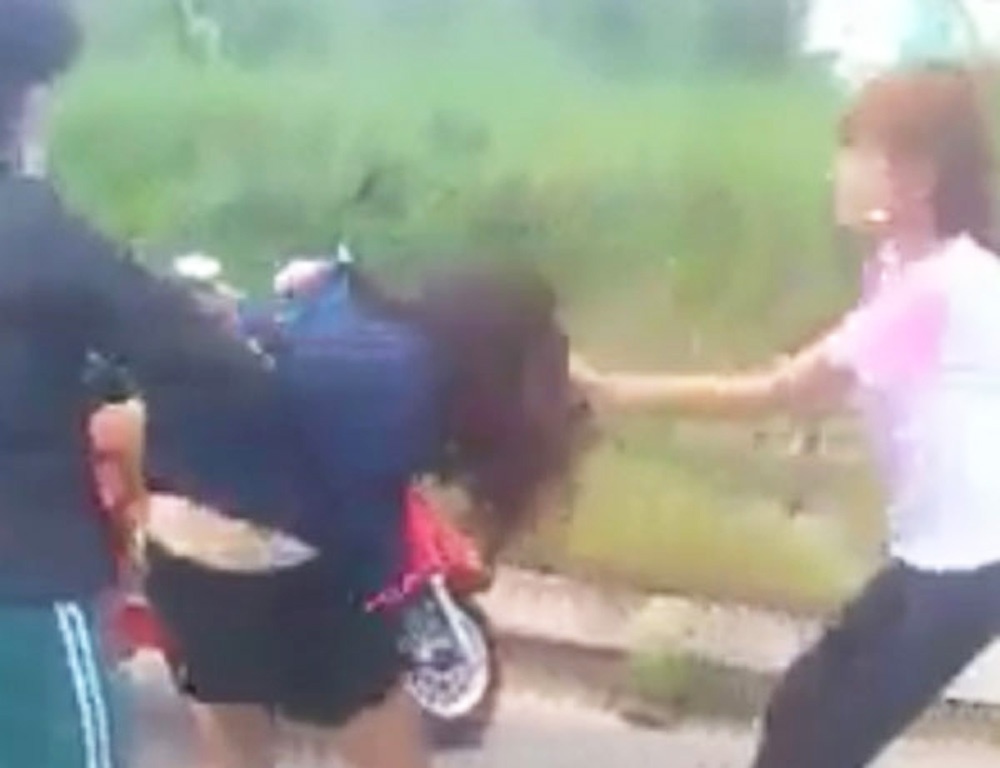 Nu sinh dung thanh sat danh lien tiep vao dau ban hinh anh