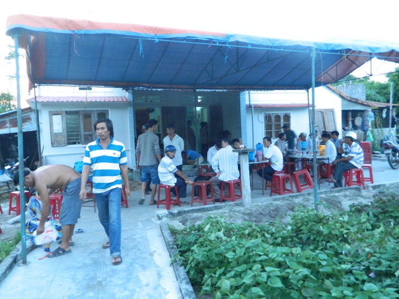 Nhiều người đến chia buồn với gia đình nạn nhân.