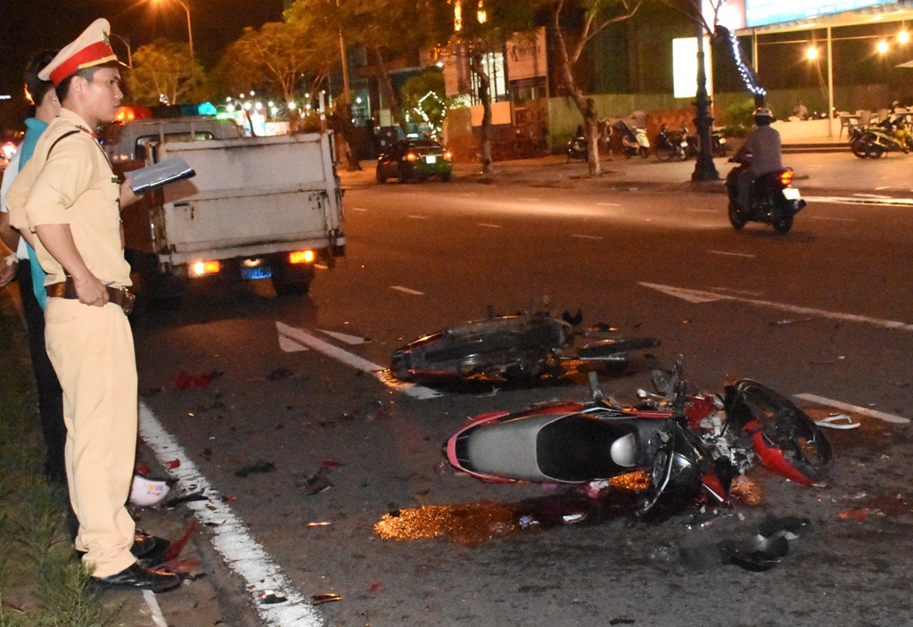 Xe may tong nhau, thanh nien vang 6m tu vong hinh anh