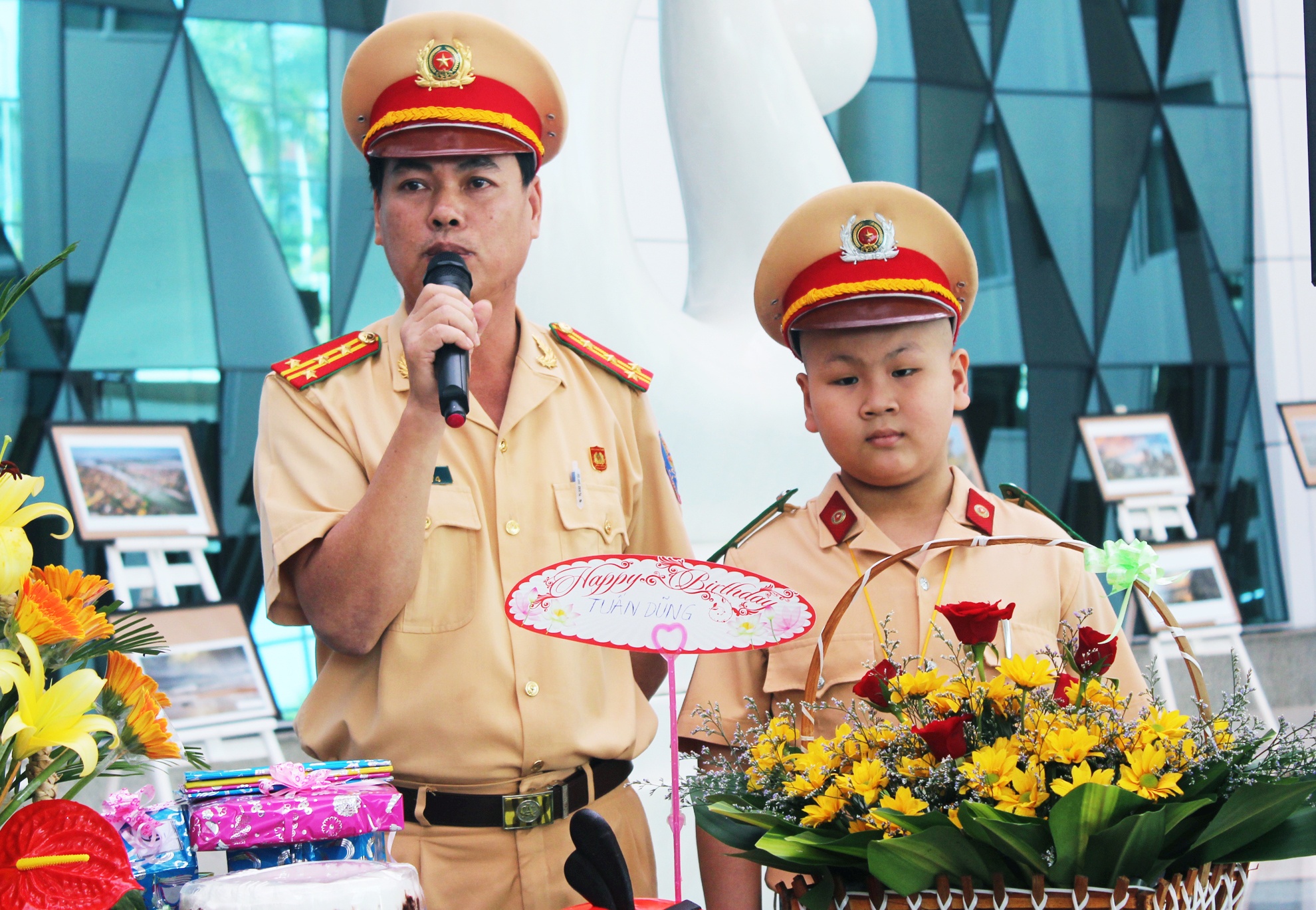 Bi thu Da Nang khen don vi giup cau be ung thu lam CSGT hinh anh