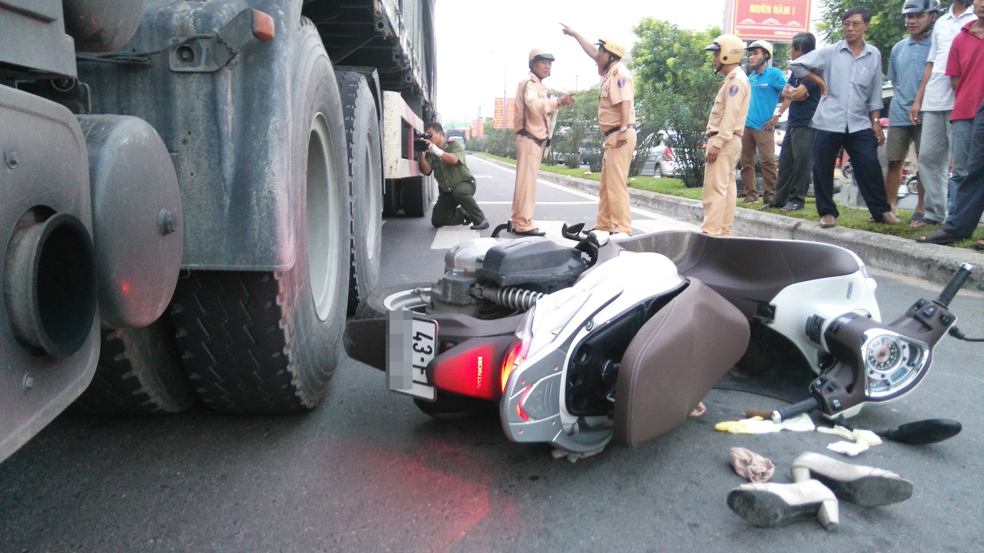 Nguoi phu nu cho den do bi xe tai tong thiet mang hinh anh
