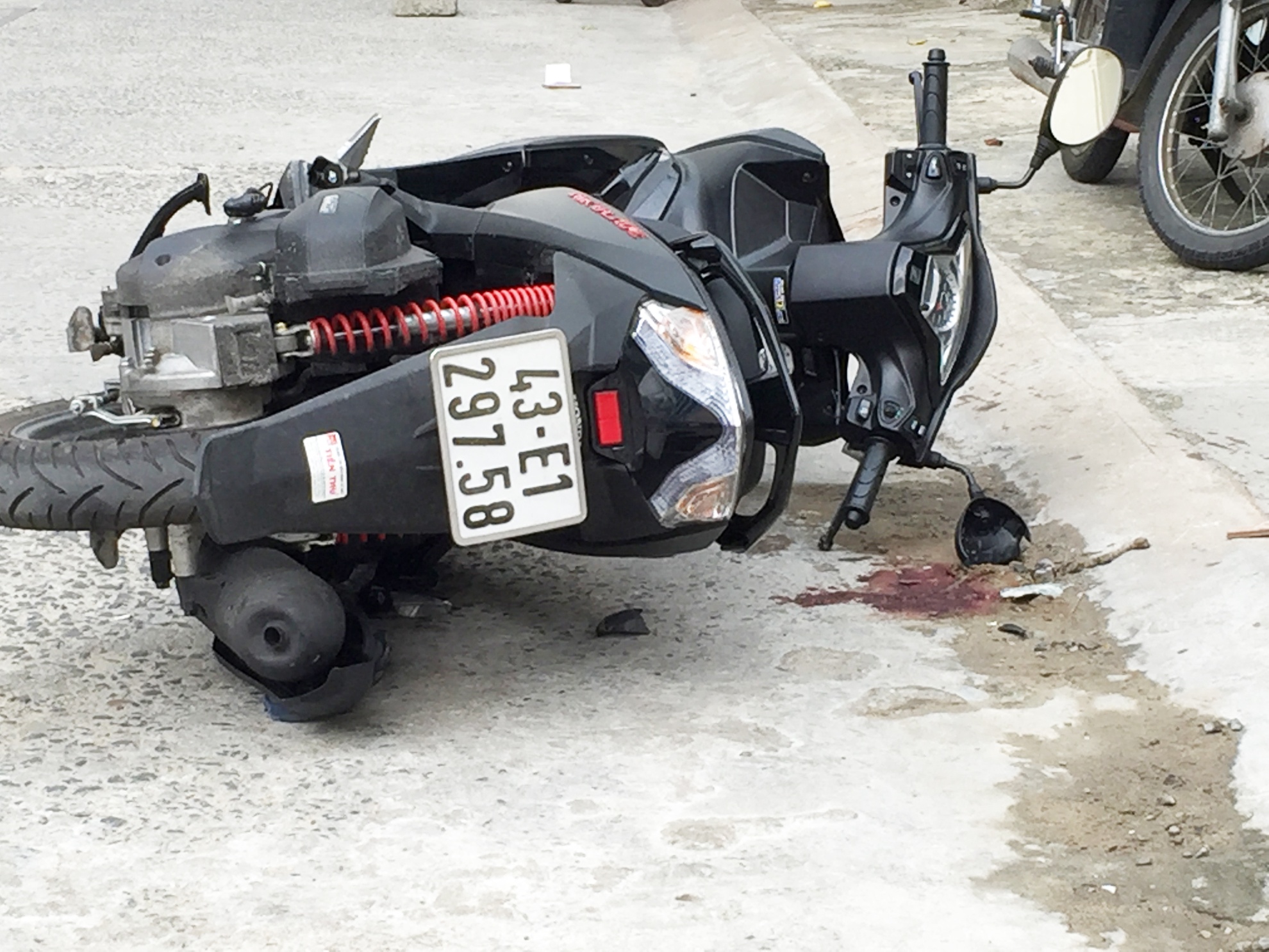 Xe máy và vết máu của nạn nhân tại hiện trường. Ảnh: Đ. Nguyên.