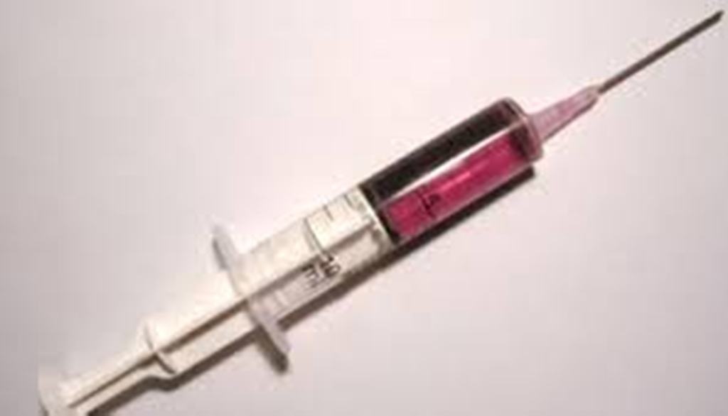 Dung kim tiem doa lay truyen HIV cuop tai san cua phu nu hinh anh