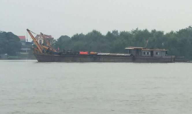 ​Sa lan cho gan 1.000 tan hang bi dam chim tren song Cam hinh anh