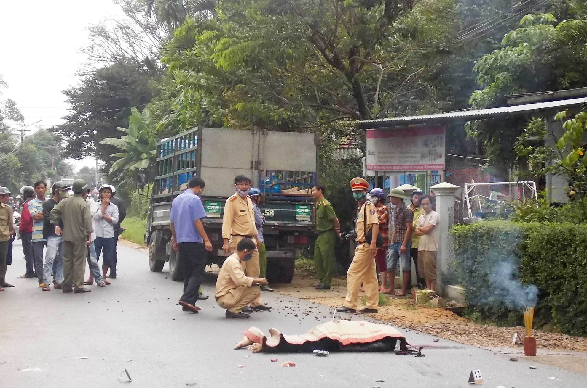 Va cham xe may, nam thanh nien bi xe tai can qua hinh anh