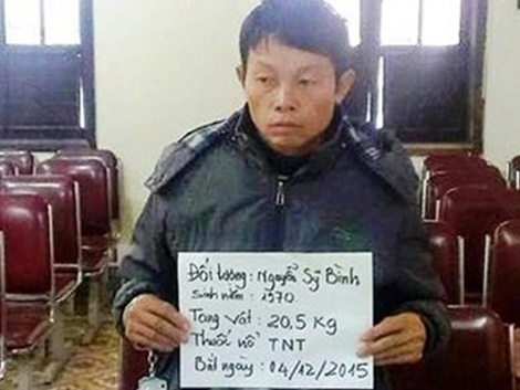 Rang sang 'om' 20 kg thuoc no TNT ra duong hinh anh